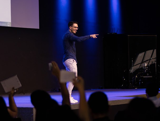 Rafael Giuppoini no palco conduzindo o treinamento A Essência da Eficácia em São Paulo