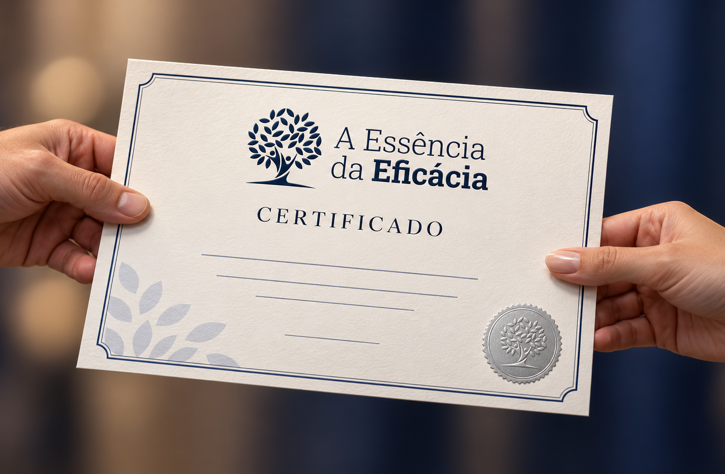 Mãos segurando o certificado oficial do treinamento A Essência da Eficácia